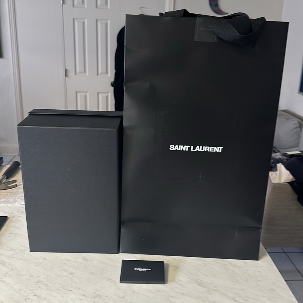 ✨✨Luxury Designer Bags and Boxes for Sale!
Saint Laurent, show box + bag ✨✨ - Picture 7 of 14